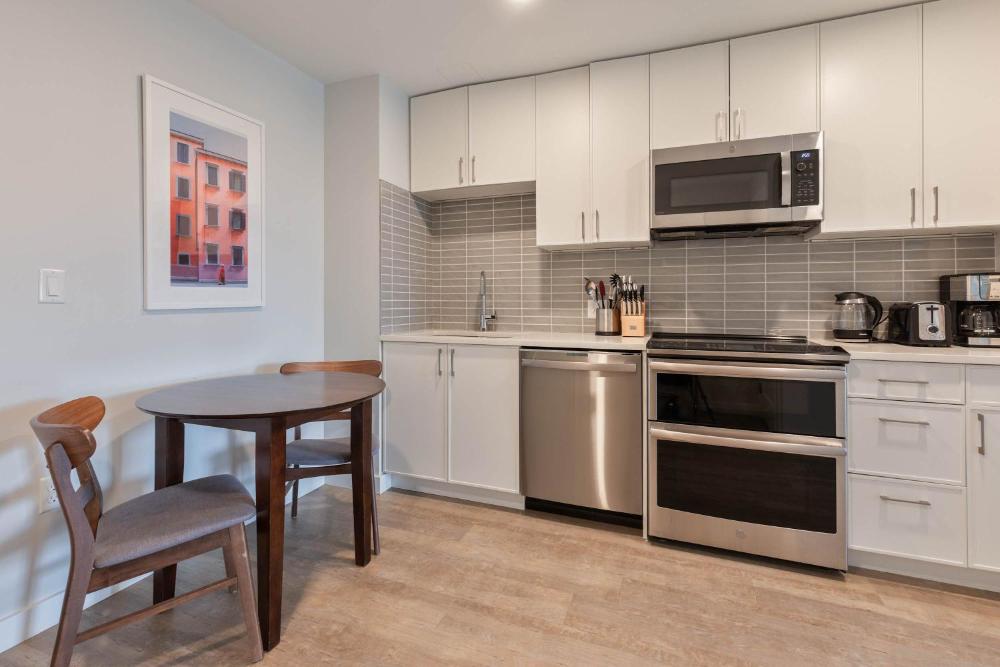 Luxury Apt Near Downtown